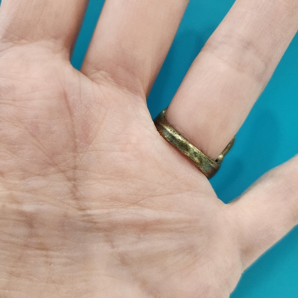 Antique gold tone oval black glass ring, size 7 - Picture 5 of 6